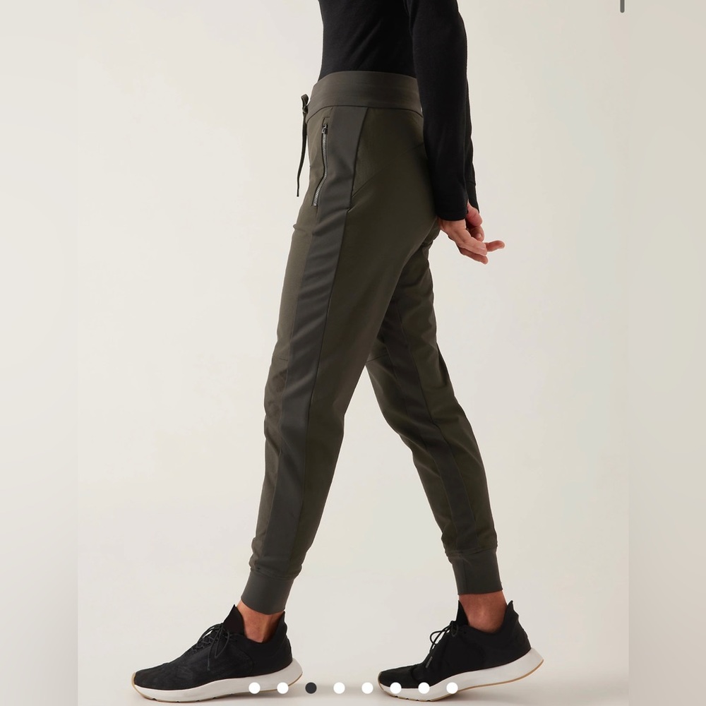 Athleta Peat (Army Green) Headlands Hybrid Trek Jogger EUC